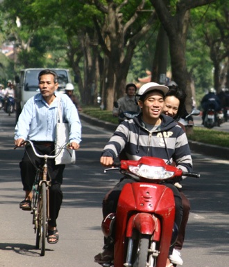 Người dân phớt lờ quy định “cài quai” - 1