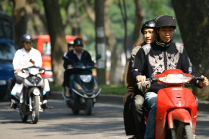 Người dân phớt lờ quy định “cài quai” - 2