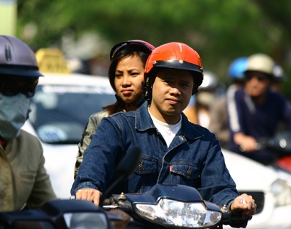 Người dân phớt lờ quy định “cài quai” - 4