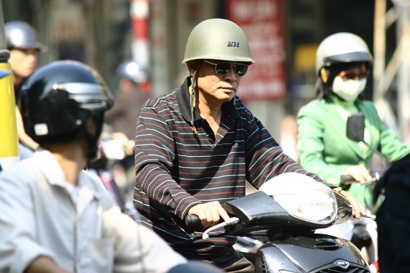 Người dân phớt lờ quy định “cài quai” - 7