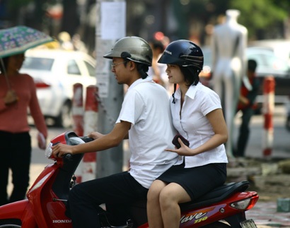 Người dân phớt lờ quy định “cài quai” - 10