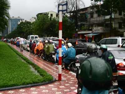 Hà Nội “tê liệt” trong trận mưa cực lớn - 2
