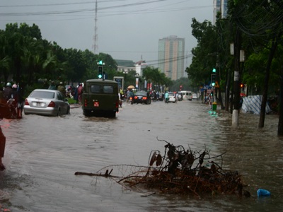Hà Nội “tê liệt” trong trận mưa cực lớn - 1