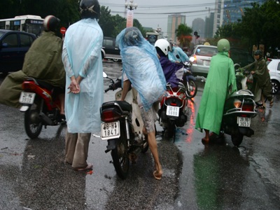 Hà Nội “tê liệt” trong trận mưa cực lớn - 3