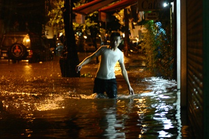 Mưa lớn, Hà Nội lại tắc đường trầm trọng - 2