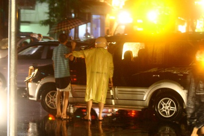 Mưa lớn, Hà Nội lại tắc đường trầm trọng - 5