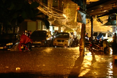 Mưa lớn, Hà Nội lại tắc đường trầm trọng - 3