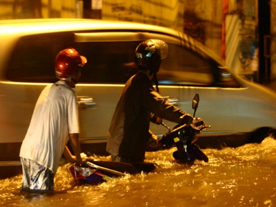 Mưa lớn, Hà Nội lại tắc đường trầm trọng - 6