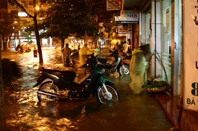 Hà Nội: Chôn chân “chịu trận” trong mưa lớn - 3