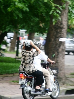 Vi phạm giao thông "không đếm xuể" tại Hà Nội - 4 Vi phạm giao thông "không đếm xuể" tại Hà Nội - 4