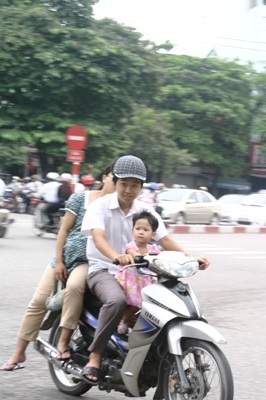 Vi phạm giao thông "không đếm xuể" tại Hà Nội - 5 Vi phạm giao thông "không đếm xuể" tại Hà Nội - 5