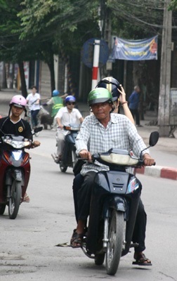 Vi phạm giao thông "không đếm xuể" tại Hà Nội - 3 Vi phạm giao thông "không đếm xuể" tại Hà Nội - 3