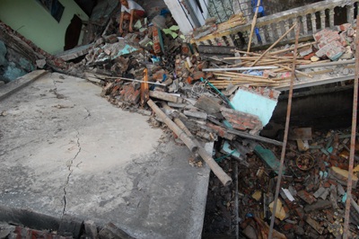 Nổ thuốc pháo làm sập nhà 2 tầng, 3 người bị thương  - 1