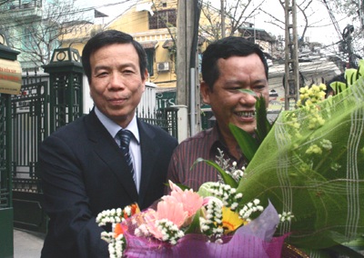 Nguyên thứ trưởng Nguyễn Việt Tiến nhận quyết định "trắng án" - 1 Ông Nguyễn Việt Tiến nhận bó hoa chúc mừng từ một lãnh đạo của PMU 18