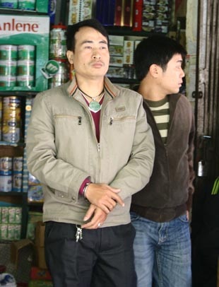 Phá đường dây sản xuất, tiêu thụ rượu ngoại giả - 1 Phá đường dây sản xuất, tiêu thụ rượu ngoại giả - 1