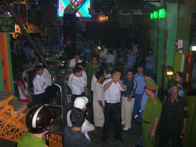 Tạm giữ hơn 200 người trong bar Friendly - 1 Tạm giữ hơn 200 người trong bar Friendly - 1