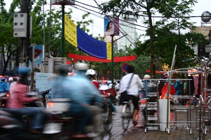 Mưa lớn đầu mùa "dìm" giao thông Hà Nội trong "biển nước" - 1