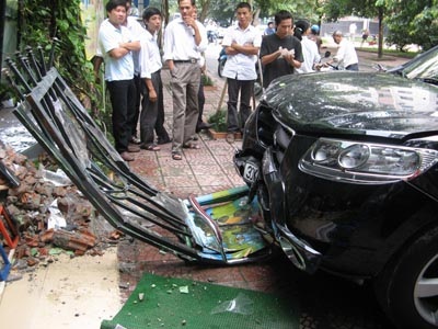 Ô tô húc đổ cổng trường, một cô giáo tử nạn - 1 Ô tô húc đổ cổng trường, một cô giáo tử nạn - 1