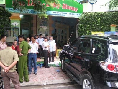 Ô tô húc đổ cổng trường, một cô giáo tử nạn - 2 Ô tô húc đổ cổng trường, một cô giáo tử nạn - 2