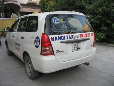 Khởi tố tài xế hất cảnh sát lên nắp capo - 1 Khởi tố tài xế hất cảnh sát lên nắp capo - 1