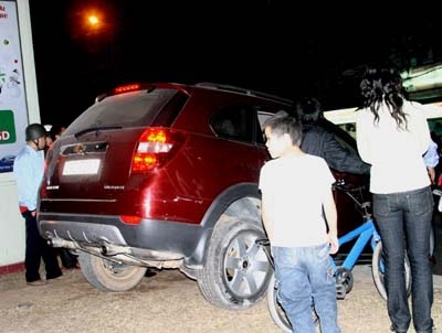 Video: Xe Captiva mắc kẹt làm tắc nghẽn phố Giảng Võ - 1