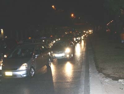 Video: Xe Captiva mắc kẹt làm tắc nghẽn phố Giảng Võ - 2