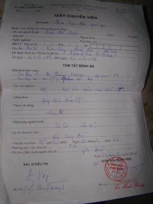 Bé 2 ngày tuổi gãy vai nghi do hộ lý làm ẩu - 1