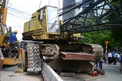Xe đầu kéo “rơi” cẩu bánh xích giữa phố Thái Hà - 6 Xe đầu kéo “rơi” cẩu bánh xích giữa phố Thái Hà - 6