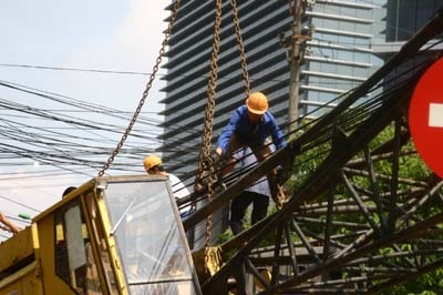 Xe đầu kéo “rơi” cẩu bánh xích giữa phố Thái Hà - 5 Xe đầu kéo “rơi” cẩu bánh xích giữa phố Thái Hà - 5