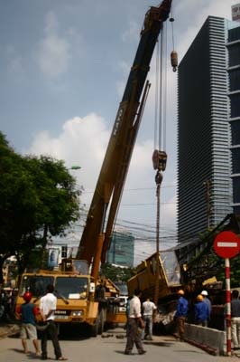 Xe đầu kéo “rơi” cẩu bánh xích giữa phố Thái Hà - 4 Xe đầu kéo “rơi” cẩu bánh xích giữa phố Thái Hà - 4