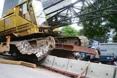 Xe đầu kéo “rơi” cẩu bánh xích giữa phố Thái Hà - 2 Xe đầu kéo “rơi” cẩu bánh xích giữa phố Thái Hà - 2