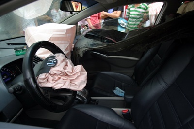 Ô tô gây tai nạn kinh hoàng trên phố Lạc Long Quân - 4 Ô tô gây tai nạn kinh hoàng trên phố Lạc Long Quân - 4