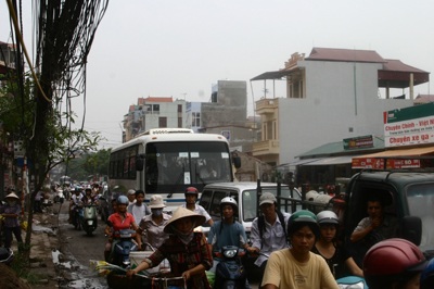 Ô tô gây tai nạn kinh hoàng trên phố Lạc Long Quân - 5 Ô tô gây tai nạn kinh hoàng trên phố Lạc Long Quân - 5