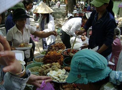 Huế: Kinh hãi thức ăn vỉa hè! - 1 Huế: Kinh hãi thức ăn vỉa hè! - 1