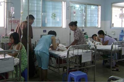 TPHCM: Thời tiết nắng nóng, nhiều trẻ mắc bệnh - 2 TPHCM: Thời tiết nắng nóng, nhiều trẻ mắc bệnh - 2