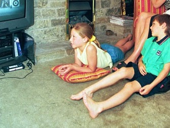 Trẻ xem tivi nhiều dễ bị hen - 1