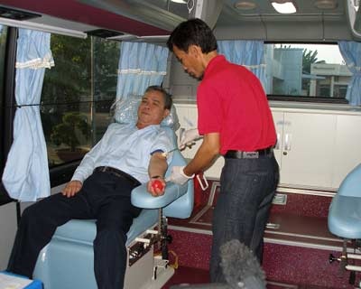 Cần Thơ: Bí thư, Chủ tịch thành phố “ rủ nhau” đi hiến máu - 1 Cần Thơ: Bí thư, Chủ tịch thành phố “ rủ nhau” đi hiến máu - 1