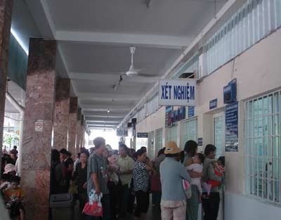 Mưa bất thường, trẻ nhập viện vì sốt xuất huyết tăng - 1 Mưa bất thường, trẻ nhập viện vì sốt xuất huyết tăng - 1