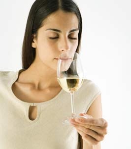 Vang trắng cũng làm ố vàng răng - 1 Vang trắng cũng làm ố vàng răng - 1