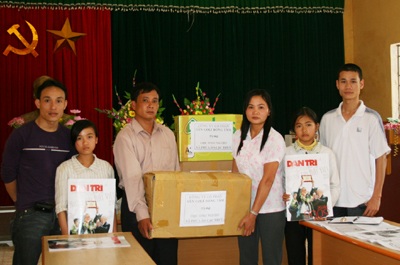 Tặng đồ dùng học tập cho học Hội Khuyến học và học sinh nghèo - 1 Tặng đồ dùng học tập cho học Hội Khuyến học và học sinh nghèo - 1