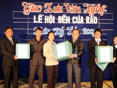 Tặng sách, đồ dùng học tập 3 trường ở huyện miền núi Nghệ An - 1 Tặng sách, đồ dùng học tập 3 trường ở huyện miền núi Nghệ An - 1