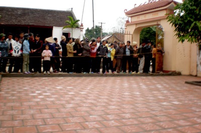 “Hoa văn lạ” trên sân chùa do gạch khô không đều - 1 “Hoa văn lạ” trên sân chùa do gạch khô không đều - 1