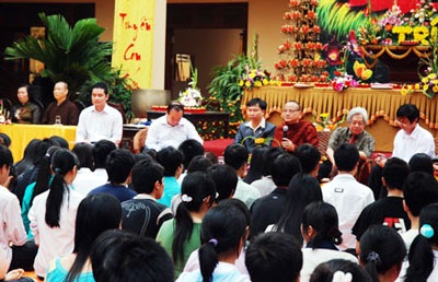 Hơn 500 học sinh tham dự tư vấn mùa thi tại chùa - 1 Hơn 500 học sinh tham dự tư vấn mùa thi tại chùa - 1