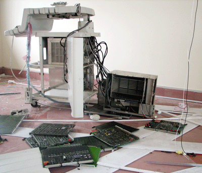 Một bệnh viện tư nhân bị đập phá nghiêm trọng - 1