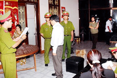 Truy tố 3 công chức mua trinh trẻ em - 1