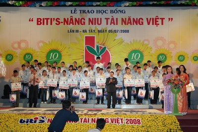 Biti’s trao tặng 700 suất học bổng khu vực phía Bắc - 3 Biti’s trao tặng 700 suất học bổng khu vực phía Bắc - 3