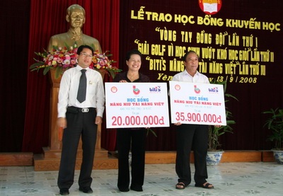 Tặng gần 300 triệu đồng và 10.000 cuốn vở cho học sinh Yên Bái, Lào Cai, Phú Thọ - 9 Tặng gần 300 triệu đồng và 10.000 cuốn vở cho học sinh Yên Bái, Lào Cai, Phú Thọ - 9