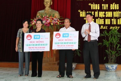 Tặng gần 300 triệu đồng và 10.000 cuốn vở cho học sinh Yên Bái, Lào Cai, Phú Thọ - 10 Tặng gần 300 triệu đồng và 10.000 cuốn vở cho học sinh Yên Bái, Lào Cai, Phú Thọ - 10
