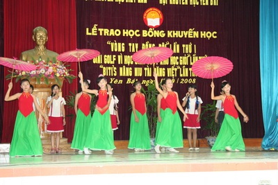 Tặng gần 300 triệu đồng và 10.000 cuốn vở cho học sinh Yên Bái, Lào Cai, Phú Thọ - 1 Tặng gần 300 triệu đồng và 10.000 cuốn vở cho học sinh Yên Bái, Lào Cai, Phú Thọ - 1
