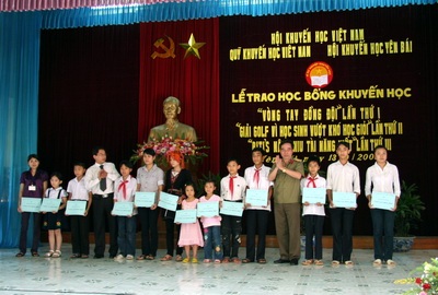 Tặng gần 300 triệu đồng và 10.000 cuốn vở cho học sinh Yên Bái, Lào Cai, Phú Thọ - 5 Tặng gần 300 triệu đồng và 10.000 cuốn vở cho học sinh Yên Bái, Lào Cai, Phú Thọ - 5